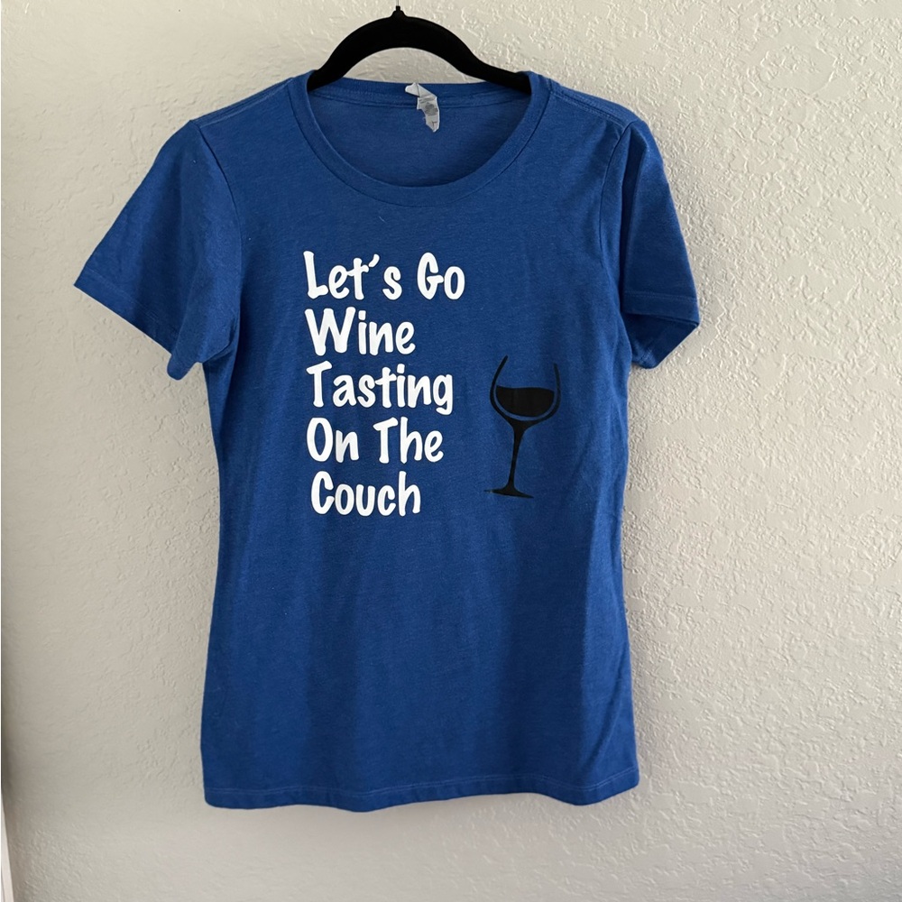 LET’S GO WINE TASTING ON THE COUCH Blue Graphic Women's T-Shirt